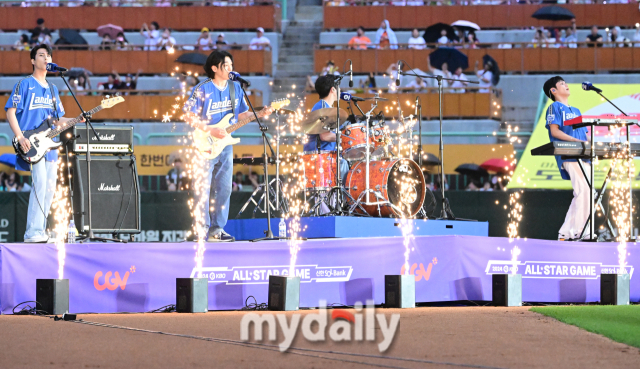 그룹 데이식스가 화려한 축하 공연을 펼치고 있다.