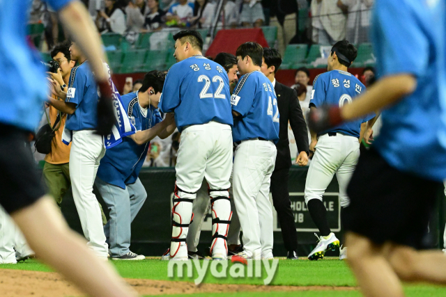 퇴장 동선이 겹치면서 드림 올스타 선수들이 길게 줄을 서서 데이식스 멤버들과 악수를 하고 있다.