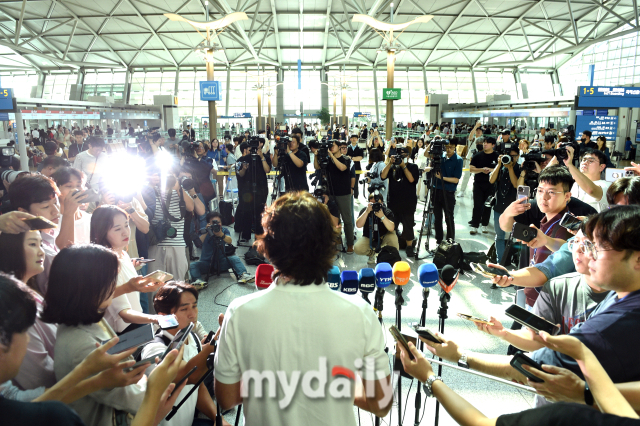 홍명보 감독이 많은 취재진의 질문에 답하고 있다 / 인천공항 = 유진형 기자 zolong@mydaily.co.kr