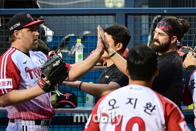 켈리가 6이닝 1실점, 피안타4개, 5탈삼진으로 호투한 엔스를 축하하고 있다 / 잠실 = 유진형 기자 zolong@mydaily.co.kr