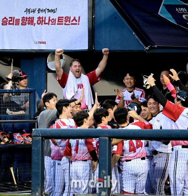 엔스가 오지환의 만루홈런에 기뻐하고 있다 / 잠실 = 유진형 기자 zolong@mydaily.co.kr