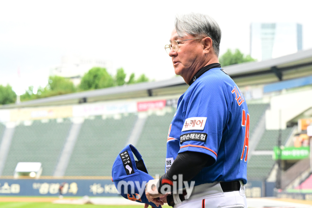 2024년 7월 26일 오후 서울 잠실야구장에서 진행된 ‘2024 신한 SOL Bank KBO리그’ 한화-LG의 경기. 경기 전 한화 김경문 감독이 선수들을 지켜보고 있다./마이데일리