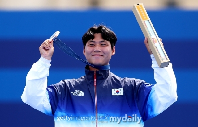 이우석이 남자 양궁 개인전 동메달을 들고 포즈를 취하고 있다./게티이미지코리아