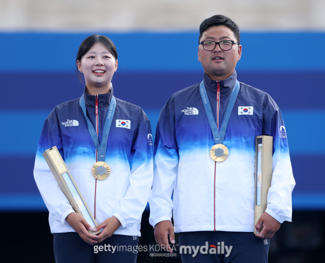 한국 양궁의 임시현(왼쪽)과 김우진이 이번 대회 3관왕에 올랐다. /게티이미지코리아