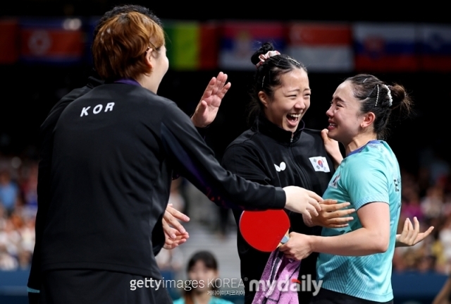 한국 여자 탁구 대표팀 전지희 신유빈 이은혜가 독일을 3-0으로 꺾고 동메달을 차지한 뒤 기쁨을 나누고 있다./게티이미지코리아