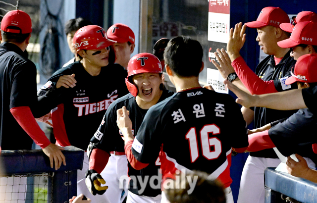 9회 역전 투런포를 친 나성범이 최원준을 보며 포효하고 있다 / 잠실 = 유진형 기자 zolong@mydaily.co.kr