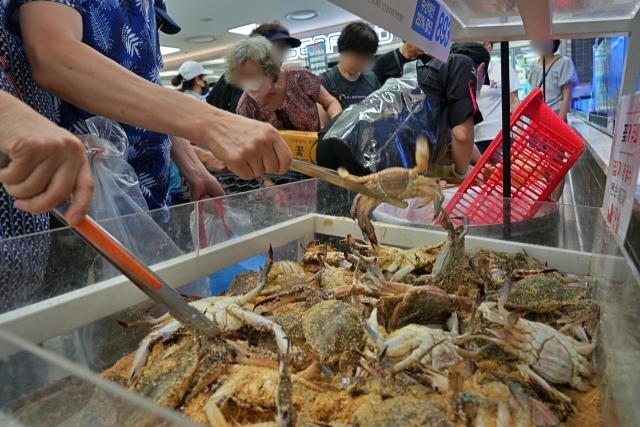 롯데마트 제타플렉스 잠실점 수산코너에서 서해산 햇꽃게를 판매하고 있다./롯데마트