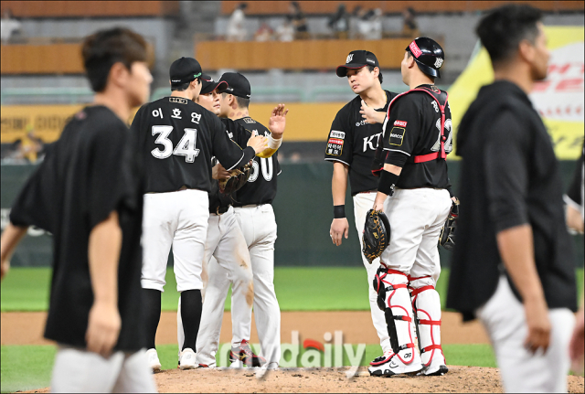 kt 선수들이 23일 오후 인천광역시 문학동 SSG랜더스필드에서 진행된 