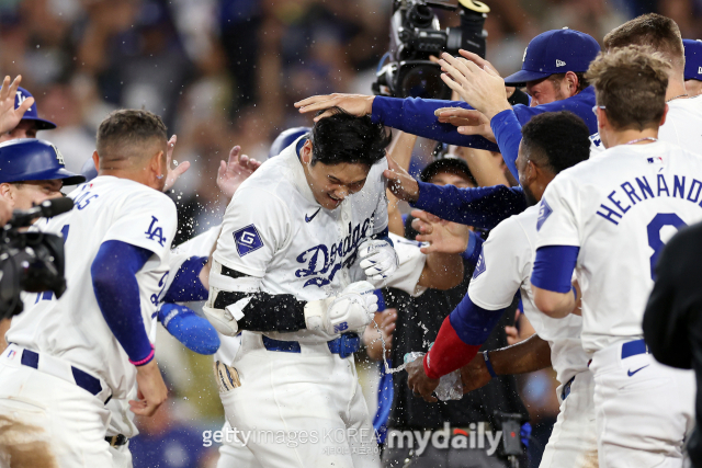 오타니(가운데)가 40-40 달성 후 다저스 동료들의 축하를 받고 있다. /게티이미지코리아