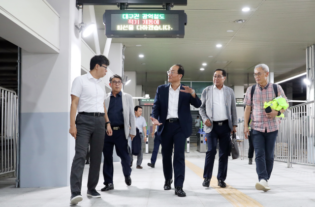 26일 이성해 국가철도공단 이사장(가운데)이 대구권 광역철도 현장에서 개통준비 현황 점검을 하고 있다./국가철도공단