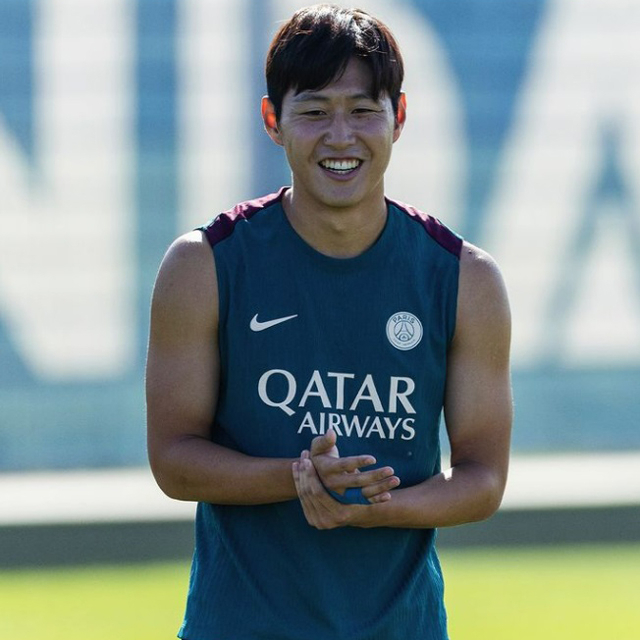 PSG는 28일(한국시간) PSG 선수단의 훈련 장면을 공개했다. 이강인은 PSG가 공개한 사진에서 손가락에 테이핑을 하고 미소를 짓는 모습을 보였다. 이강인은 손가락에 테이핑을 했지만 훈련 중 미드필더 비티냐와 적극적인 몸싸움을 펼치는 등 의욕이 넘치는 모습을 보였다./PSG