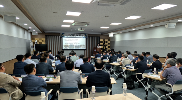 30일 국가철도공단 강원본부는 현장 안전·품질 관리 역량 향상을 위해 신규 노반건설 사업(춘천～속초, 강릉～제진, 여주～원주)에 참여 중인 21개 협력사와 소통 간담회를 개최했다./국가철도공단 강원지역본부