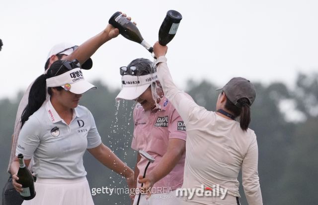 동료들에게 축하받는 유해란./게티이미지코리아