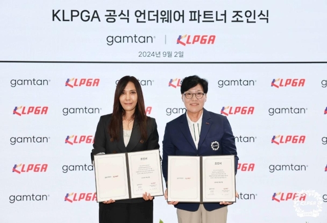 KLPGA 공식 언더웨어 파트너 조인식에서 그리티 조혜선 부사장과 KLPGT 이영미 대표이사가 기념 촬영을 하고 있다./KLPGA