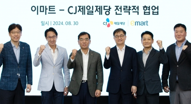 지난달 30일 서울 중구 CJ제일제당센터에서 이마트와 CJ제일제당이 전략적 파트너십 강화 방안을 논의했다. 왼쪽부터 CJ제일제당 김상익 식품한국총괄, 박민석 식품사업부문 대표, 강신호 부회장, 이마트 한채양 대표이사, 황운기 상품본부장, 이형순 홈밀(HomeMeal) 담당./이마트