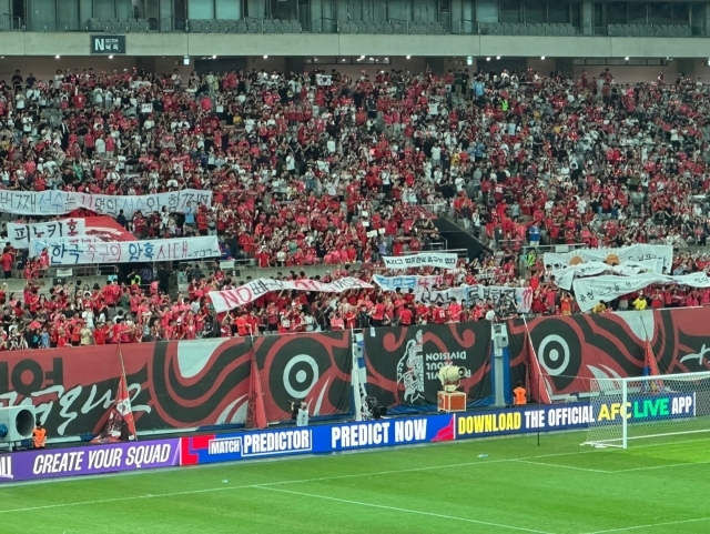 5일 8시 서울월드컵경기장에서 펼쳐지는 대한민국과 팔레스타인의 경기에 앞서 축구 팬들이 정몽규 회장과 홍명보 감독을 비판하는 걸개를 들고 있다/사진 = 최병진 기자