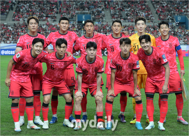 축구대표팀이 5일 서울 마포구 성산동 서울월드컵경기장에서 열린 2026 국제축구연맹(FIFA) 북중미 월드컵(미국-캐나다-멕시코) 아시아 지역 3차 예선 1차전 팔레스타인-한국 경기에서 함께 포즈를 취하고 있다./사진 = 한혁승 기자