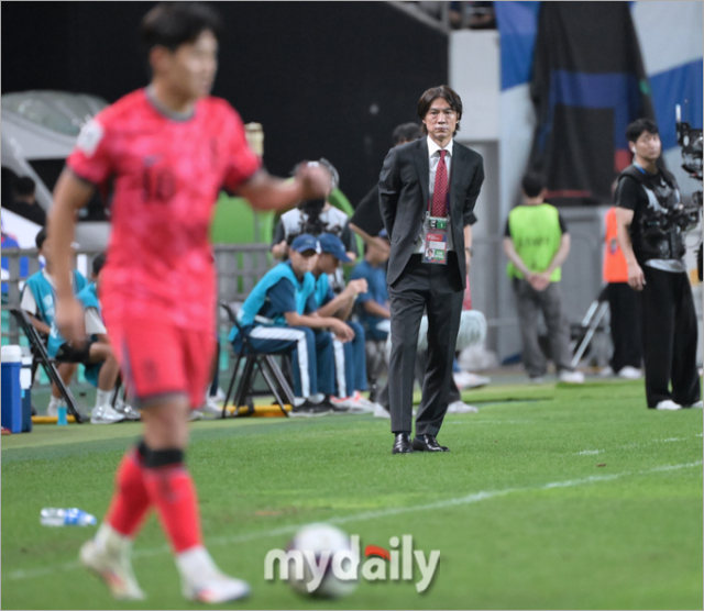 홍명보 감독이 5일 서울 마포구 성산동 서울월드컵경기장에서 열린 2026 국제축구연맹(FIFA) 북중미 월드컵(미국-캐나다-멕시코) 아시아 지역 3차 예선 1차전 팔레스타인-한국 경기에서 선수들을 보고 있다./사진 = 한혁승 기자