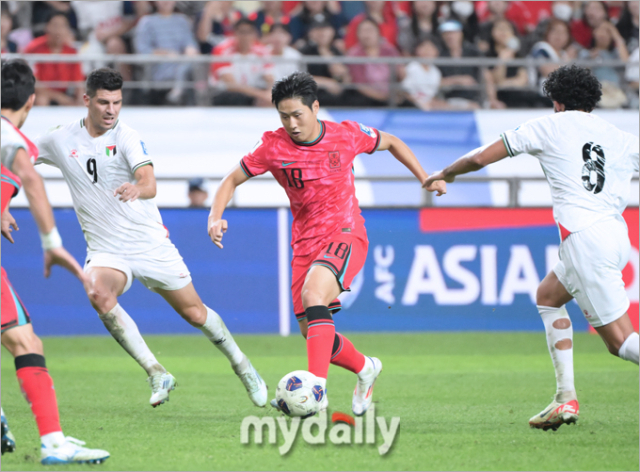 이강인이 5일 서울 마포구 성산동 서울월드컵경기장에서 열린 2026 국제축구연맹(FIFA) 북중미 월드컵(미국-캐나다-멕시코) 아시아 지역 3차 예선 1차전 팔레스타인-한국 경기에서 드리블하고 있다./사진 = 한혁승 기자