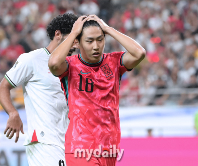 이강인이 5일 서울 마포구 성산동 서울월드컵경기장에서 열린 2026 국제축구연맹(FIFA) 북중미 월드컵(미국-캐나다-멕시코) 아시아 지역 3차 예선 1차전 팔레스타인-한국 경기에서 아쉬워하고 있다./사진 = 한혁승 기자