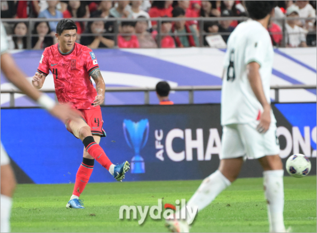 김민재가 5일 서울 마포구 성산동 서울월드컵경기장에서 열린 2026 국제축구연맹(FIFA) 북중미 월드컵(미국-캐나다-멕시코) 아시아 지역 3차 예선 1차전 팔레스타인-한국 경기에서 공을 돌리고 있다./상암 = 한혁승 기자