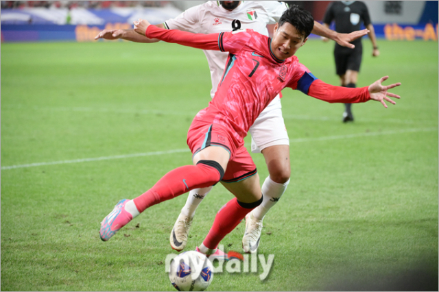 손흥민이 5일 서울 마포구 성산동 서울월드컵경기장에서 열린 2026 국제축구연맹(FIFA) 북중미 월드컵(미국-캐나다-멕시코) 아시아 지역 3차 예선 1차전 팔레스타인-한국 경기에서 공을 소유하고 있다./상암 = 한혁승 기자