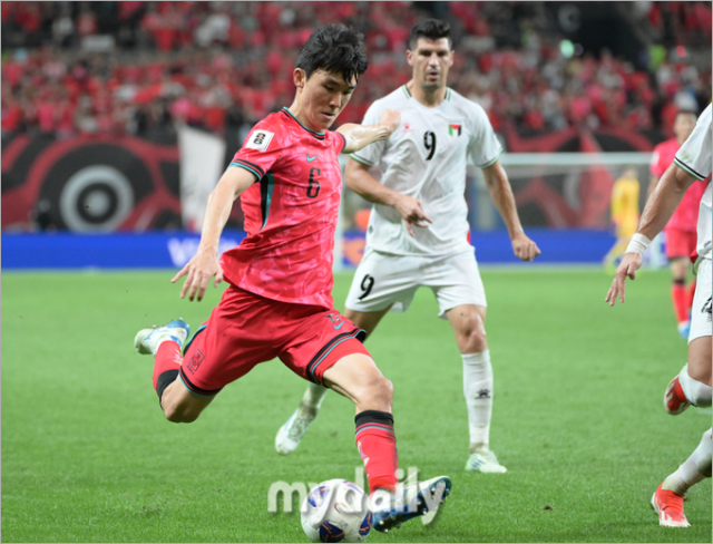 황인범이 5일 서울 마포구 성산동 서울월드컵경기장에서 열린 2026 국제축구연맹(FIFA) 북중미 월드컵(미국-캐나다-멕시코) 아시아 지역 3차 예선 1차전 팔레스타인-한국 경기에서 슛을 하고 있다./상암 = 한혁승 기자