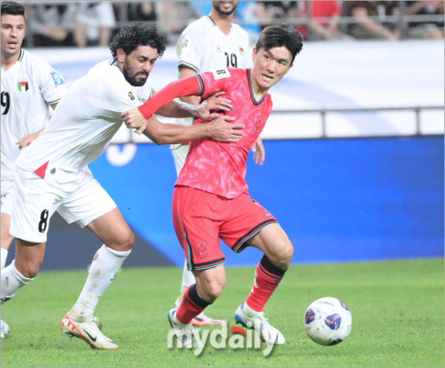 황인범이 5일 서울 마포구 성산동 서울월드컵경기장에서 열린 2026 국제축구연맹(FIFA) 북중미 월드컵(미국-캐나다-멕시코) 아시아 지역 3차 예선 1차전 팔레스타인-한국 경기에서 수비를 뚫고 있다./상암 = 한혁승 기자