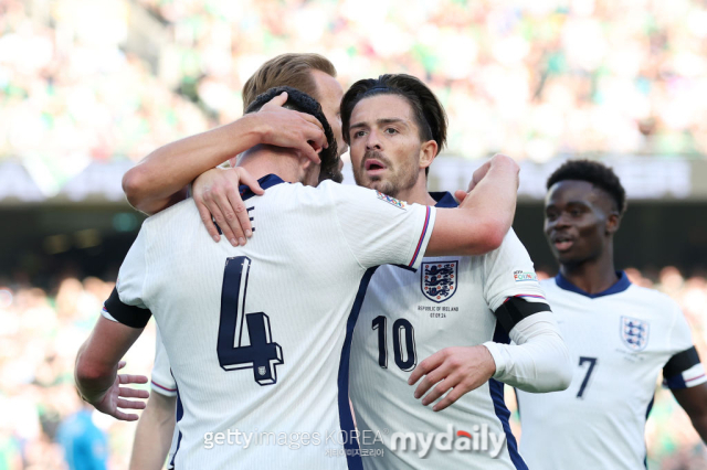 잉글랜드 대표팀이 리 카즐리 감독의 데뷔전에서 아일랜드에 2-0으로 승리했다. 카즐리 감독은 경기 전 아일랜드 벤치에 앉는 실수를 범했다/게티이미지코리아