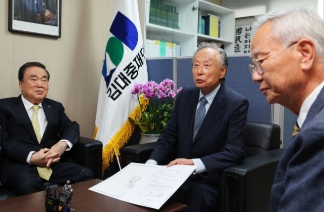 권노갑 김대중재단 이사장이 26일 오후 서울 여의도 김대중재단에서 김대중 전 대통령 사저 재매입 협약식을 마친 뒤 소감을 밝히고 있다. /뉴시스