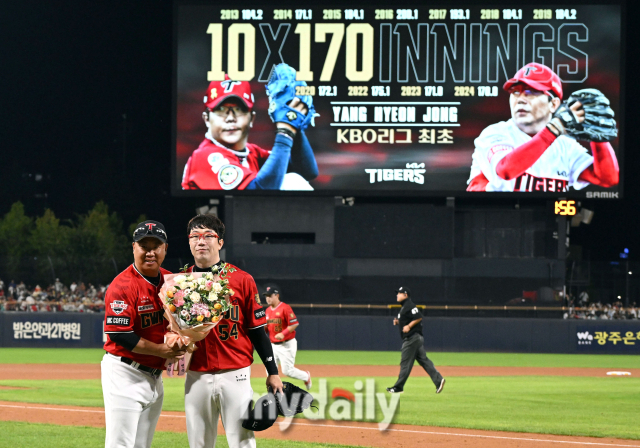 KIA 양현종이 KBO 최초 10년 연속 170이닝을 달성한 뒤 이범호 감독의 축하를 받고 있다. / 광주 = 유진형 기자 zolong@mydaily.co.kr