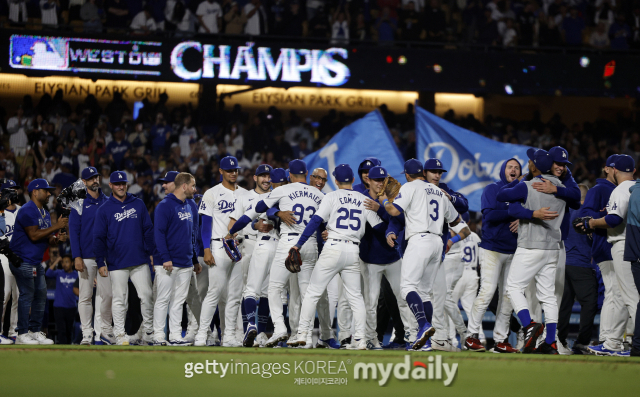 2024시즌 내셔널리그 서부지구 우승을 확정한 후 기뻐하는 다저스 선수들. /게티이미지코리아