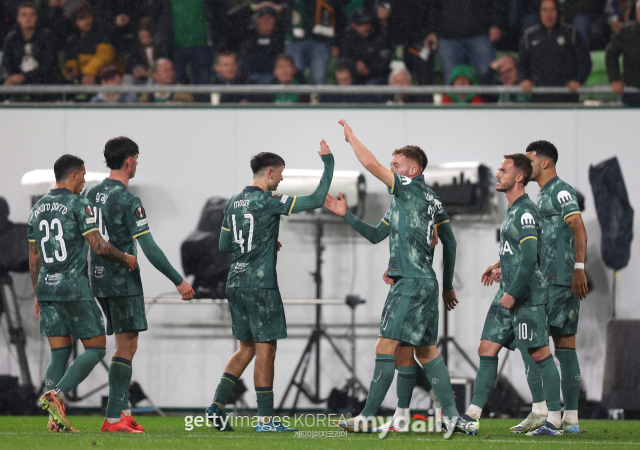 토트넘은 4일(한국시간) 헝가리 부다페스트에서 열린 2024-25시즌 유럽축구연맹(UEFA) 유로파리그 페이즈 2차전에서 페렌체바로시를 2-1로 이겼다. 손흥민은 허벅지 부상으로 인해 페렌체바로시전에 결장했다. 토트넘은 주장 손흥민 없이도 페렌체바로시에 승리를 거두며 UEFA 유로파리그에서 2전 전승을 기록했다. 또한 지난달 열린 코벤트리시티와의 올 시즌 리그컵 3라운드부터 공식전 5연승의 상승세를 이어가게 됐다. 토트넘은 브렌트포드, 카라바흐, 맨체스터 유나이티드, 페렌체바로시를 잇달아 꺾으며 연승 행진을 이어갔다. 토트넘은 무리뉴 감독이 팀을 이끌었던 지난 2021년 3월 이후 3년 7개월 만에 5연승을 기록했다./게티이미지코리아