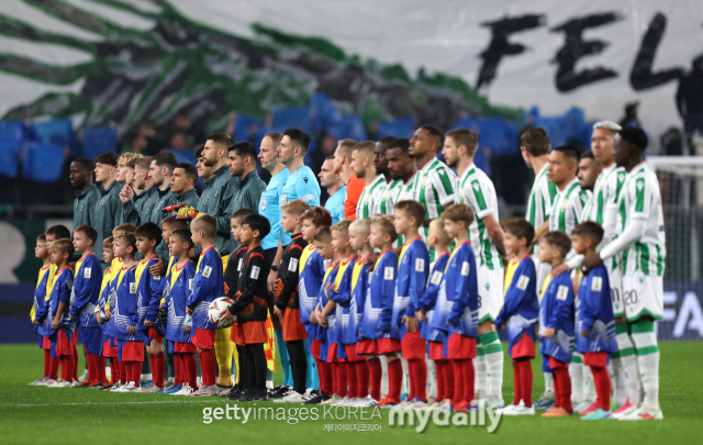 토트넘은 4일(한국시간) 헝가리 부다페스트에서 열린 2024-25시즌 유럽축구연맹(UEFA) 유로파리그 페이즈 2차전에서 페렌체바로시를 2-1로 이겼다. 손흥민은 허벅지 부상으로 인해 페렌체바로시전에 결장했다. 토트넘은 주장 손흥민 없이도 페렌체바로시에 승리를 거두며 UEFA 유로파리그에서 2전 전승을 기록했다. 또한 지난달 열린 코벤트리시티와의 올 시즌 리그컵 3라운드부터 공식전 5연승의 상승세를 이어가게 됐다. 토트넘은 브렌트포드, 카라바흐, 맨체스터 유나이티드, 페렌체바로시를 잇달아 꺾으며 연승 행진을 이어갔다. 토트넘은 무리뉴 감독이 팀을 이끌었던 지난 2021년 3월 이후 3년 7개월 만에 5연승을 기록했다./게티이미지코리아