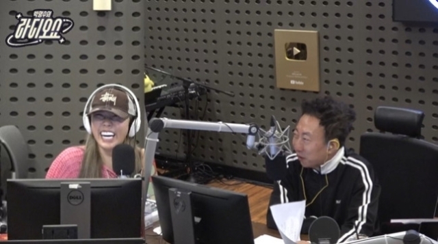 안무가 가비(왼쪽)와 박명수가 대화를 나누고 있다. /KBS 쿨FM 