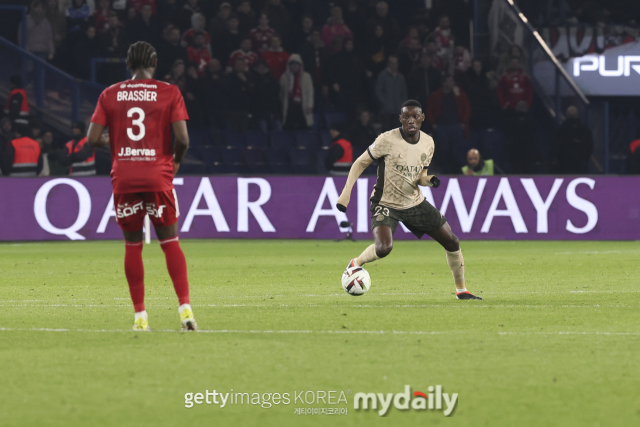 PSG는 7일(한국시간) 프랑스 니스에 위치한 알리안츠리비에라에서 열린 니스와의 2024-25시즌 프랑스 리그1 7라운드 원정 경기에서 1-1로 무승부를 기록했다. PSG의 이강인은 이날 경기에서 교체 출전해 후반 45분 동안 활약했다. PSG는 니스전 무승부로 5승2무(승점 17점)를 기록해 모나코(승점 19점)에 내준 리그 선두 자리를 되찾지 못했다./게티이미지코리아