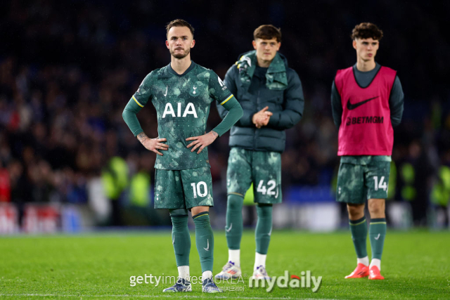 토트넘 선수들이 브라이턴전에서 2-0으로 앞서 있다 2-3 역전패를 당한 후 멍한 표정을 짓고 있다. /게티이미지코리아