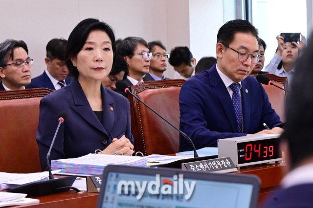 8일 오영주 중소벤처기업부 장관이 서울 여의도 국회에서 열린 산업통상자원중소벤처기업위원회의 중소벤처기업부, 특허청 등에 대한 국정감사에서 질의를 듣고 있다./곽경훈 기자