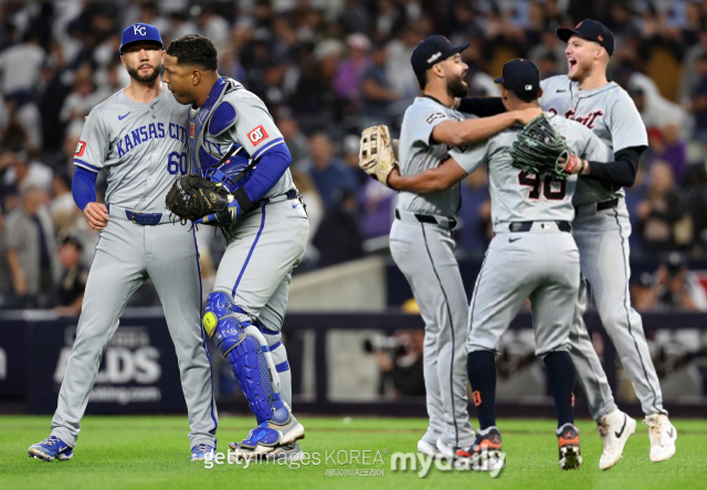 ALDS 2차전에서 승리한 후 기뻐하는 캔자스시티(왼쪽) 선수들과 디트로이트 선수들. /게티이미지코리아