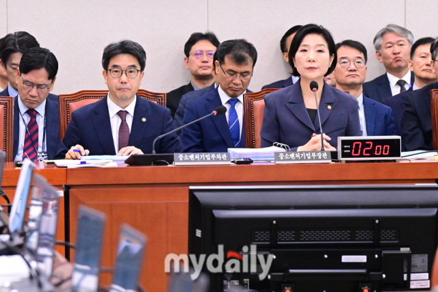 8일 오영주 중소벤처기업부 장관(오른쪽)과 김성섭 차관이 서울 여의도 국회에서 열린 산업통상자원중소벤처기업위원회의 중소벤처기업부, 특허청 등에 대한 국정감사에서 질의를 듣고 있다./곽경훈 기자