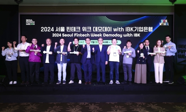 지난 7일 여의도 콘래드 서울 에서 열린 ‘2024 서울 핀테크 위크 데모데이 with IBK기업은행’에서 박일규 IBK기업은행 디지털그룹 부행장(왼쪽에서 여덟 번째), 정영준 서울특별시 경제일자리기획관(왼쪽에서 일곱 번째) 참여기업 관계자들이 기념촬영을 하고 있는 모습./기업은행