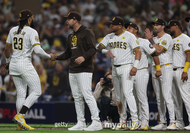 샌디에이고 선수들이 다저스와 NLDS 3차전에서 승리한 후 기뻐하고 있다. /게티이미지코리아