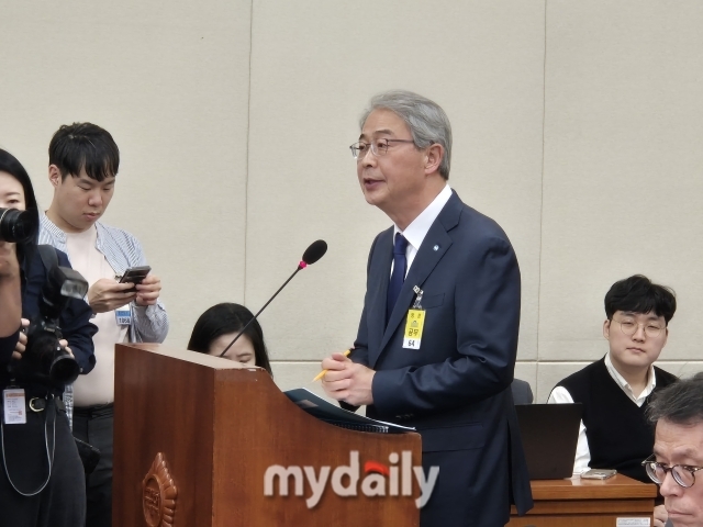 10일 서울 여의도에서 열린 국회 정무위원회 국정감사에서 임종룡 우리금융그룹 회장이 출석해 질의에 답변하고 있다./송일섭 기자