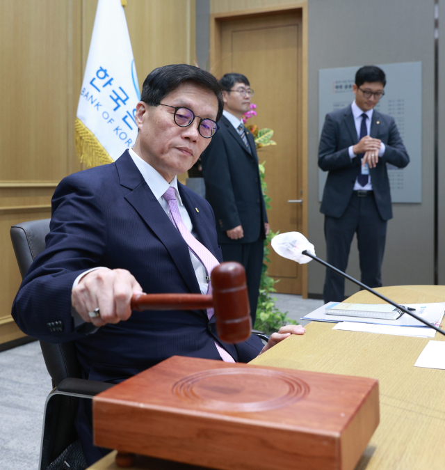 이창용 한국은행 총재가 11일 서울 중구 한국은행에서 금융통화위원회 통화정책방향 결정회의를 주재하고 있다./한국은행