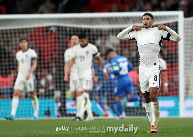 잉글랜드는 11일(한국시간) 영국 런던 웸블리에서 열린 그리스와의 유럽축구연맹(UEFA) 네이션스리그B 2조 3차전에서 그리스에 1-2로 졌다. 잉글랜드는 그리스의 파블리디스에 멀티골을 허용한 끝에 후반전 추가시간 실점하며 패배로 경기를 마쳤다. 그리스를 상대로 A매치 역대 전적에서 7승2무의 압도적인 우세를 보이고 있던 잉글랜드는 그리스에 사상 첫 패배를 당했다. 국제축구연맹(FIFA) 랭킹 48위 그리스는 지난 2005년 9월 당시 FIFA 랭킹 116위로 잉글랜드를 꺾은 북아일랜드 이후 잉글랜드를 상대로 승리한 팀 중 가장 FIFA랭킹이 낮은 팀이 됐다./게티이미지코리아