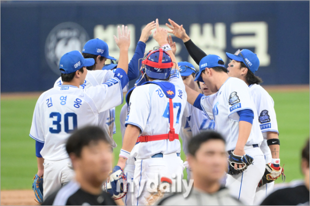 삼성 선수들이 승리 후 기뻐하고 있다./대구=한혁승 기자 hanfoto@mydaily.co.kr