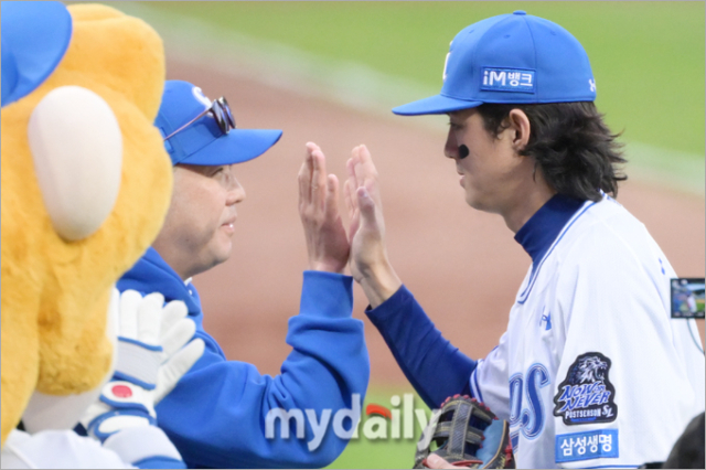 삼성 라이온즈 구자욱이 박진만 감독과 하이파이브를 하고 있다./대구=한혁승 기자 hanfoto@mydaily.co.kr