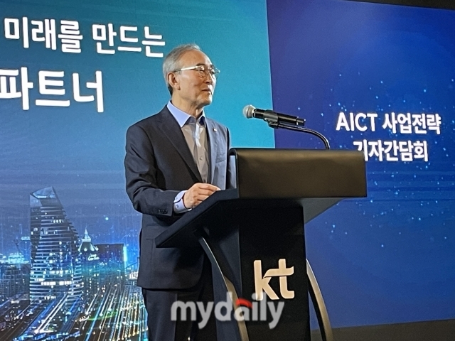 김영섭 KT 대표가 10일 오전 서울 중구 노보텔 앰배서더호텔에서 열린 AICT 사업전략 발표 기자간담회에서 발표를 하고 있다. /박성규 기자