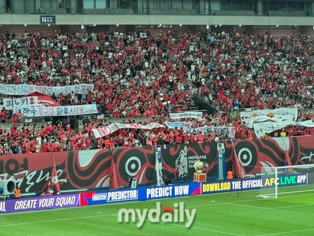 지난 9월에 서울월드컵경기장에서 펼쳐진 대한민국과 팔레스타인의 경기에 앞서 축구 팬들이 정몽규 회장과 홍명보 감독을 비판하는 걸개를 들고 있다/사진 = 최병진 기자