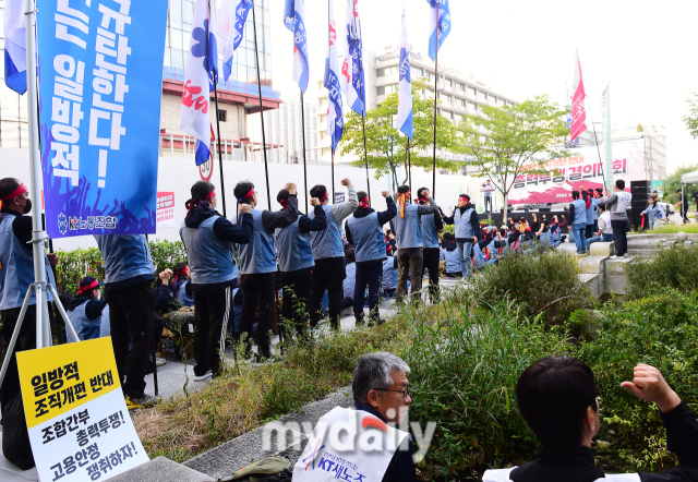 지난 10월 16일 KT 광화문 사옥 앞에서 KT 노조원들이 노조 집회를 하고 있다. /곽경훈 기자